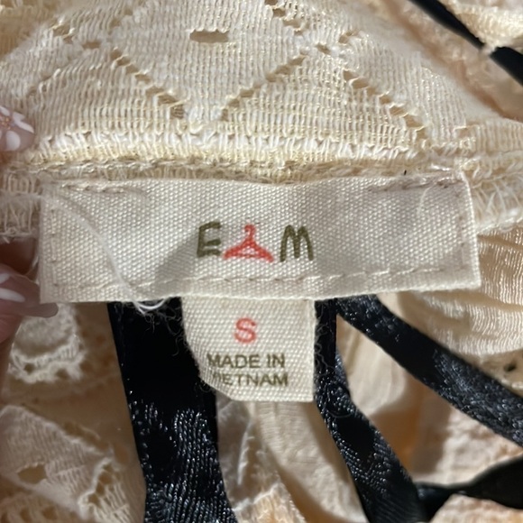 𝅺e & M Women’s Vintage Cream Blouse! - Picture 3 of 3